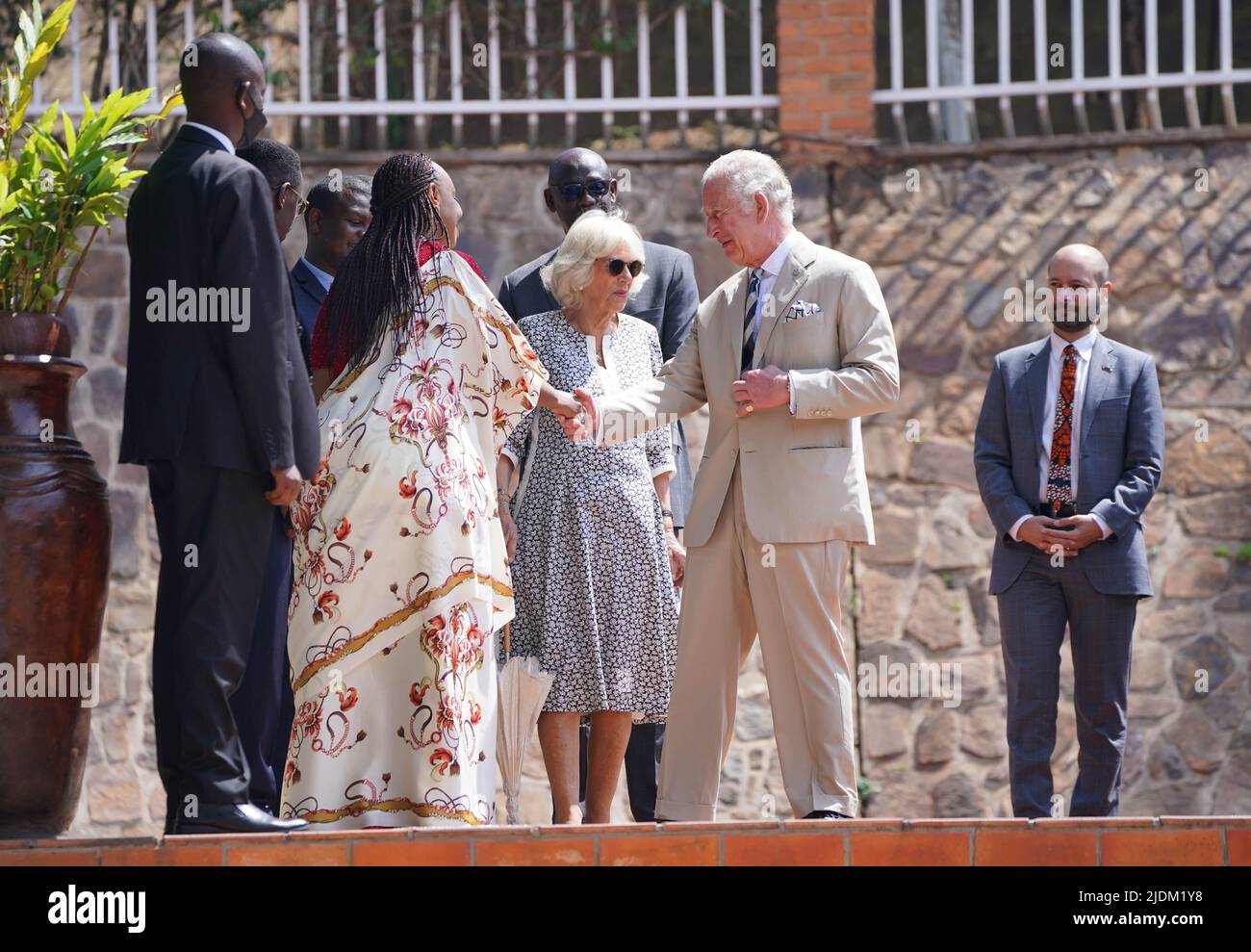 Il Principe di Galles e la Duchessa di Cornovaglia (centro) arrivano al Memoriale del genocidio di Kigali per deporre una corona e incontrare donne del Villaggio della speranza, come parte della loro visita in Ruanda. Data foto: Mercoledì 22 giugno 2022. Foto Stock
