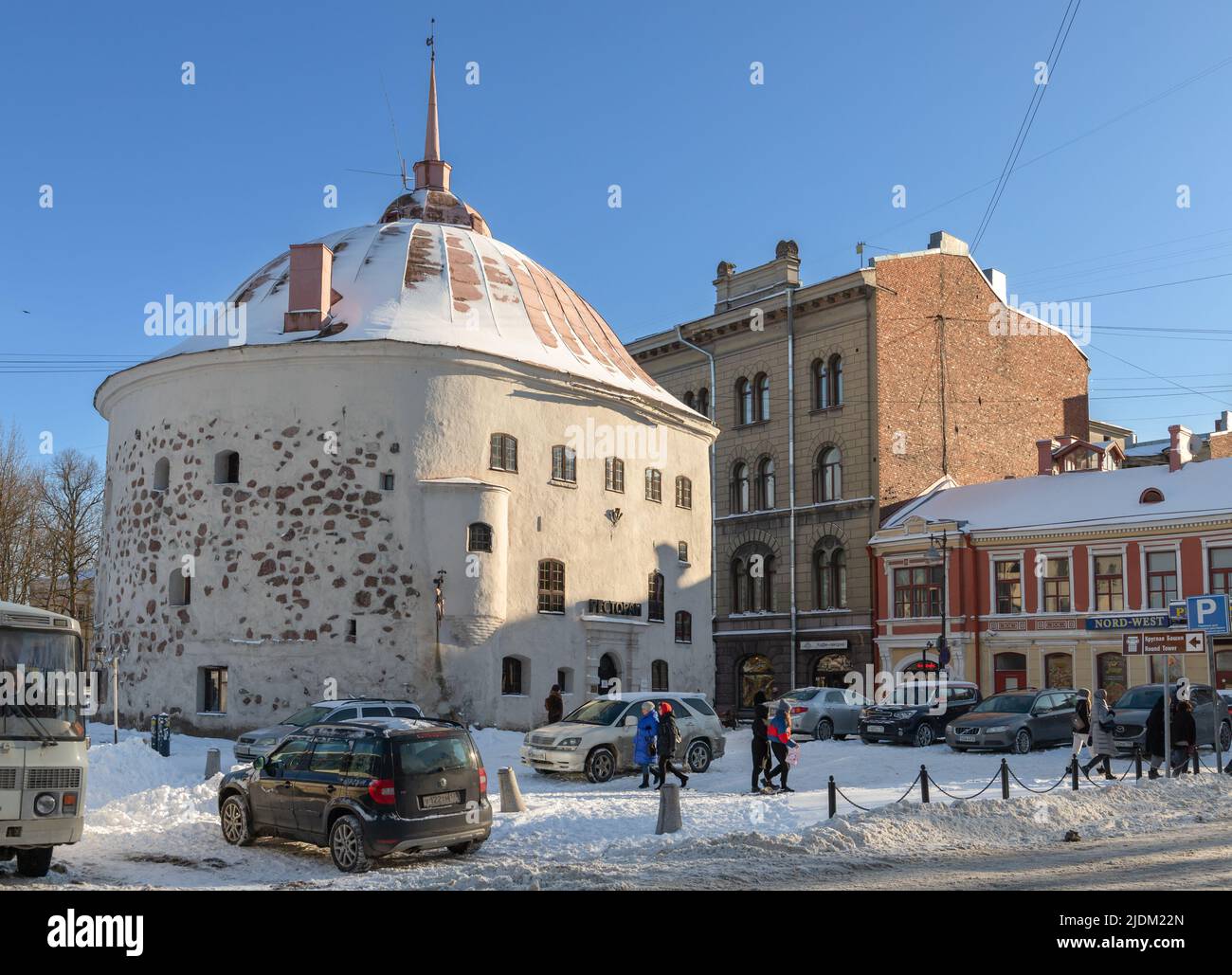 Vyborg, Russia - 6 marzo 2021: L'esterno della torre rotonda della metà del 14th secolo, dove un arsenale e una prigione erano situati Foto Stock