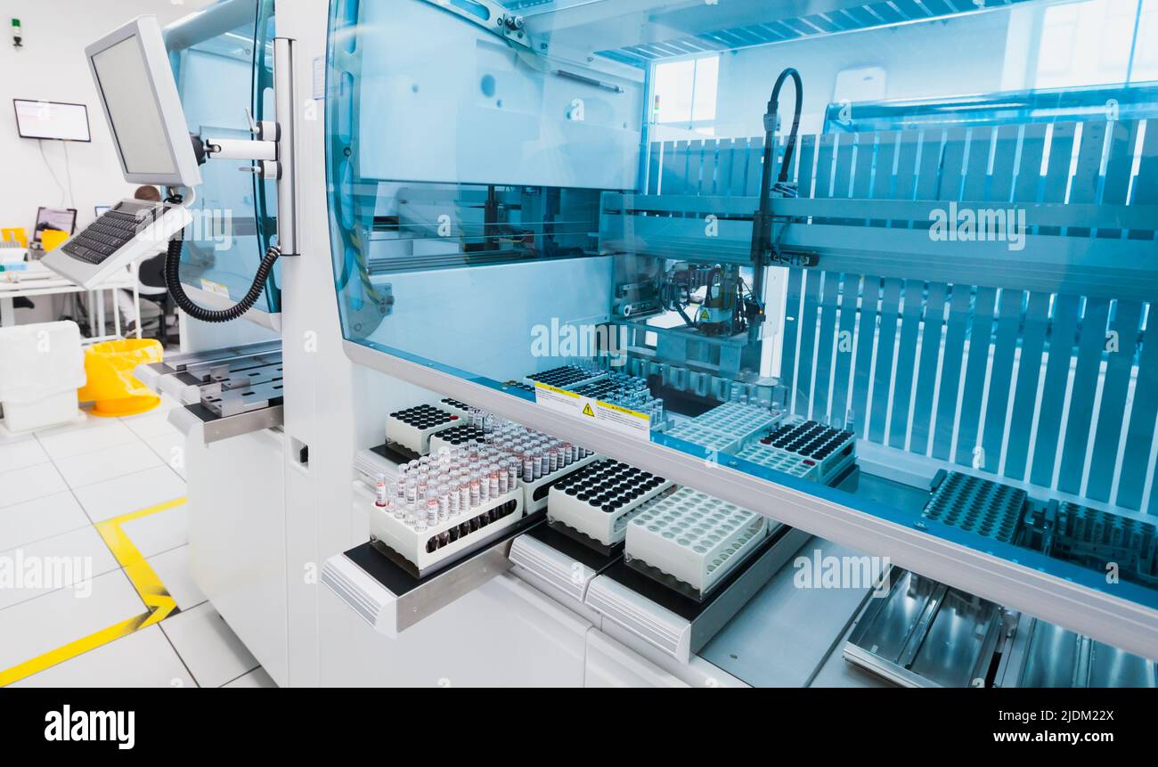 Saint-Petersburg, Russia - 6 aprile 2018: Laboratorio clinico e banca del sangue completamente automatizzato attrezzature. Campionamento del sangue di Cobas P 512 pre-analitico Foto Stock