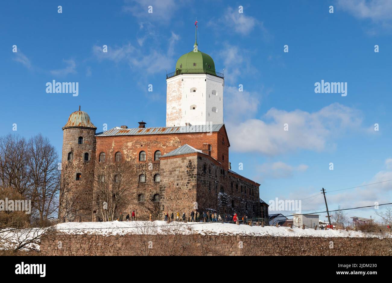 Vyborg, Russia - 6 marzo 2021: Esterno del castello di Vyborg in una giornata di sole nella stagione invernale Foto Stock