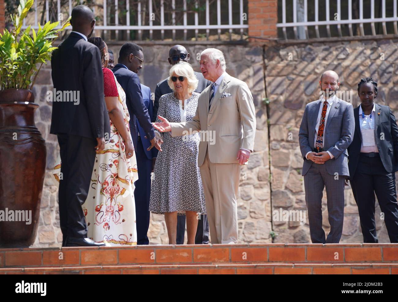 Il Principe di Galles e la Duchessa di Cornovaglia (centro) arrivano al Memoriale del genocidio di Kigali per deporre una corona e incontrare donne del Villaggio della speranza, come parte della loro visita in Ruanda. Data foto: Mercoledì 22 giugno 2022. Foto Stock