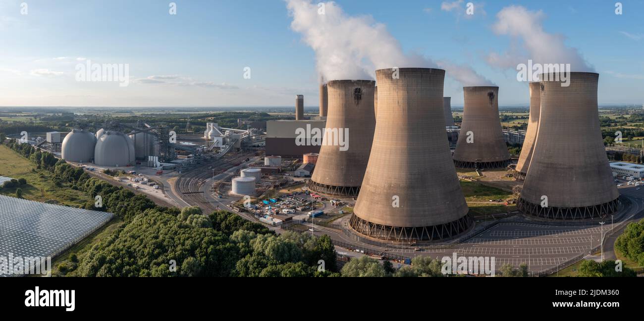 CENTRALE ELETTRICA DRAX, REGNO UNITO - 20 GIUGNO 2022. Una vista aerea della centrale elettrica di Drax vicino a Selby nel North Yorkshire che genera elettricità non rinnovabile come un Foto Stock