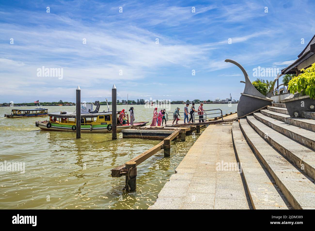 Jeti Bot Penambang Pasar Kedai Payang, un molo per imbarcazioni passeggeri a Kuala Terengganu, Malesia. Foto Stock