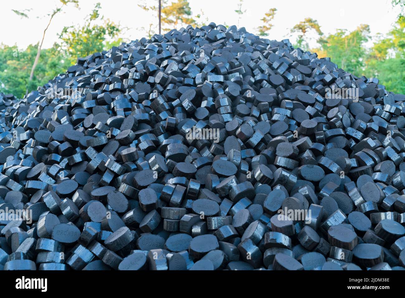 Germania , Calau , 21.06.2022 , un mucchio di bricchetti di carbone della società Rekord Foto Stock
