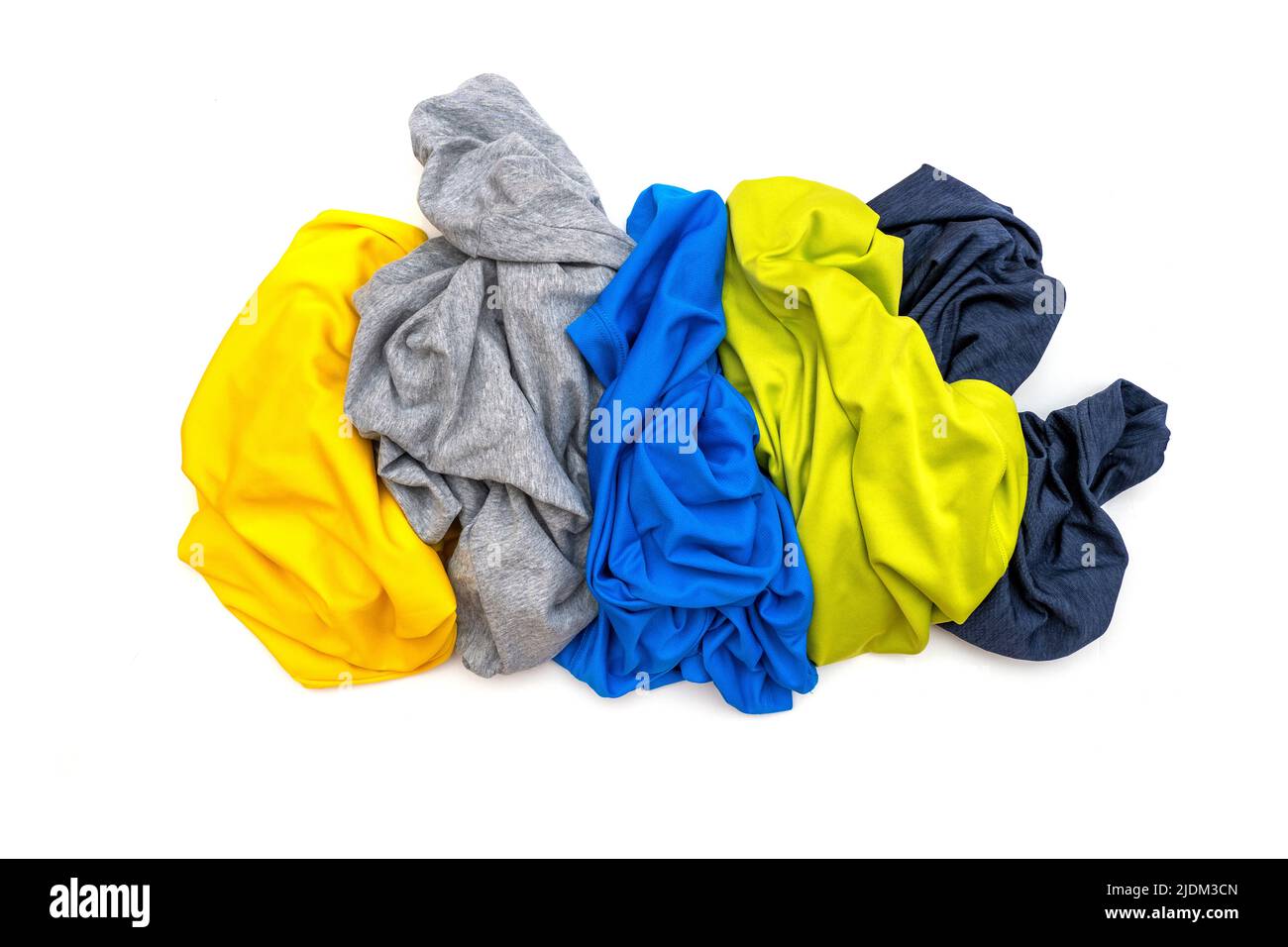 Pile di magliette sportive colorate isolate su bianco, vista dall'alto Foto Stock