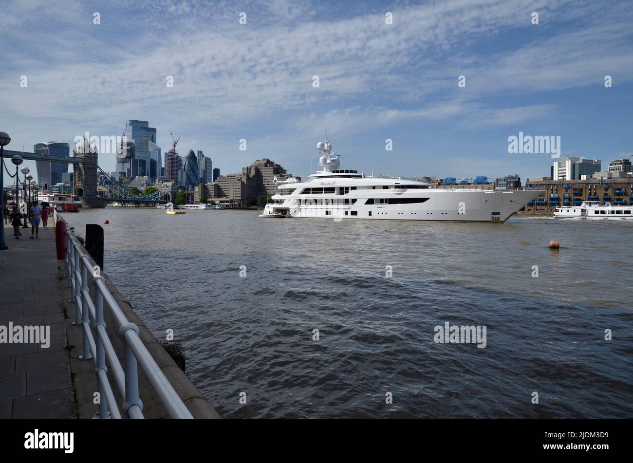 Superyacht Boardwalk, ormeggiato sul Tamigi fuori dal molo di St Katherine. Per un valore di 78m dollari, è di proprietà dell'uomo d'affari e dell'autore Tilman Fertitta Foto Stock