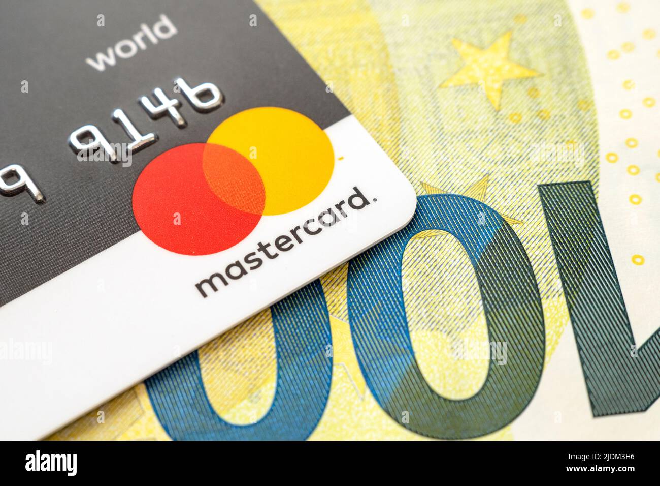 Berlino - GIU 15: Primo piano della carta di credito in plastica con logo Mastercard Word e 100 yeuro in denaro a Berlino, Giugno 15. 2022 in Germania Foto Stock