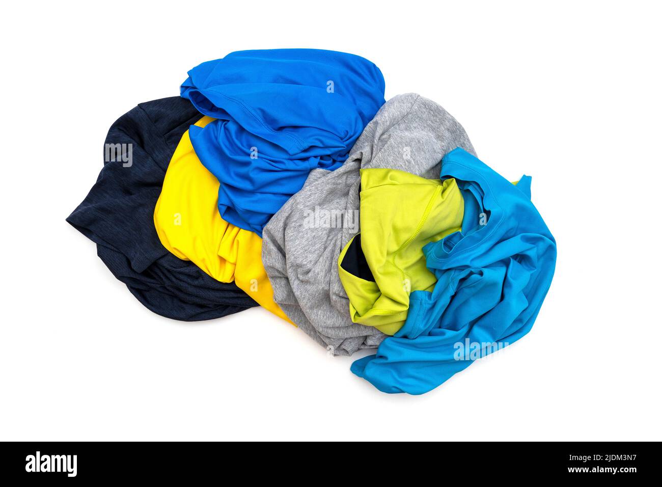 Un mucchio di magliette sportive colorate isolate su bianco, vista dall'alto Foto Stock