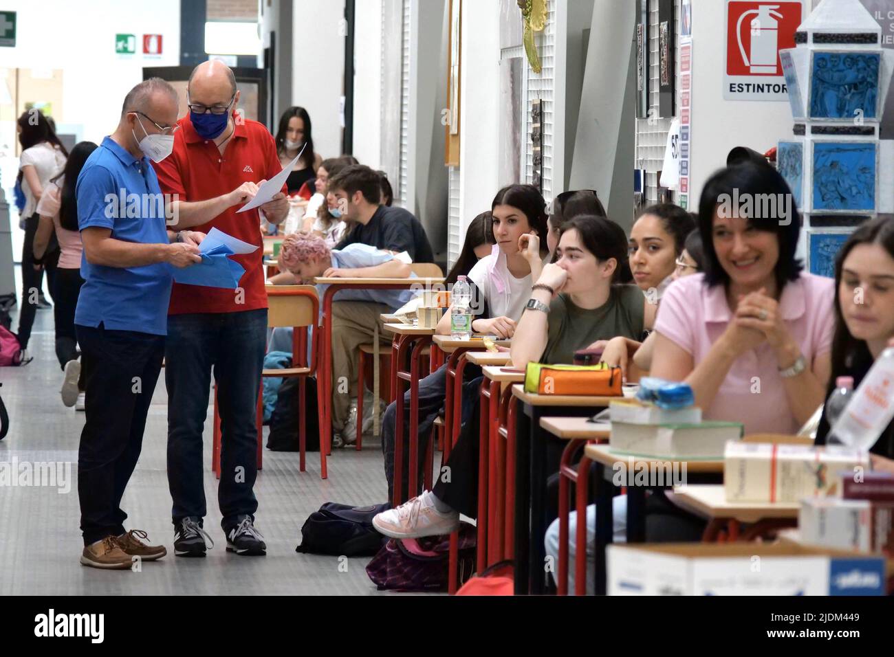 Italia, Arezzo, 22 giugno 2022 : esami di maturità delle scuole superiori 2022. Scuola superiore artistica Piero della Francesca, primo test scritto degli esami di scuola superiore. Dopo 2 anni di sospensione in Italia torniamo a fare il test scritto e non vi è alcun obbligo di indossare una maschera anti-Covid. Foto © Daiano Cristini/Sintesi/Alamy Live News Foto Stock