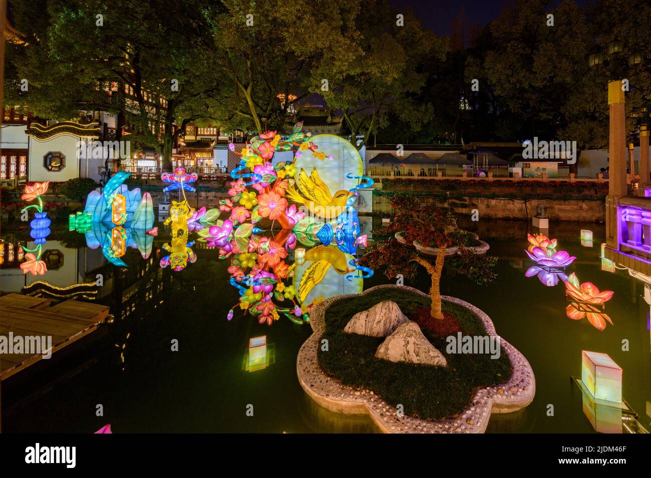 I turisti possono ammirare le lanterne all'interno di Yu Yuan, Yu Garden, durante il Festival delle Lanterne nell'anno della Tigre. Foto Stock