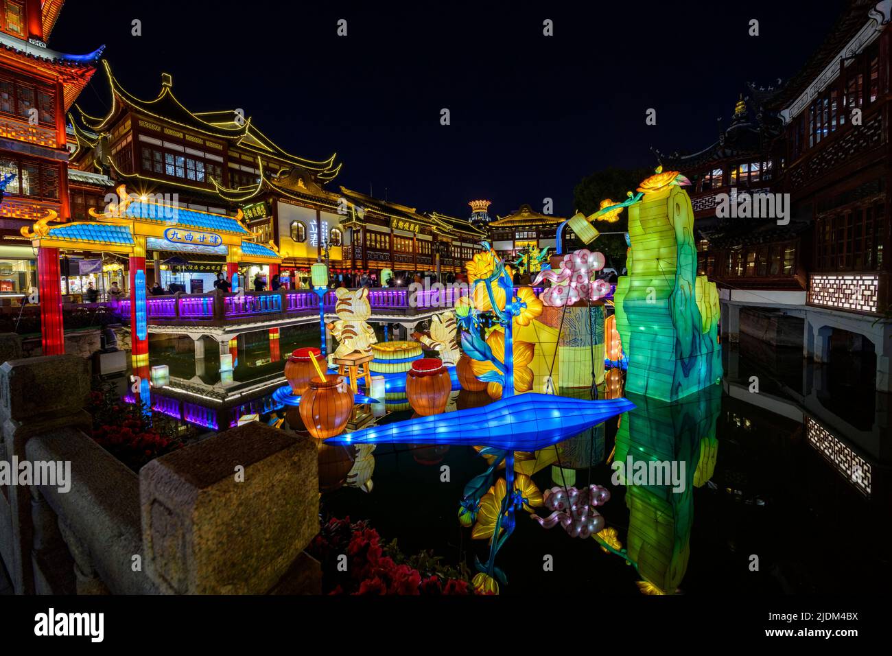 I turisti possono ammirare le lanterne all'interno di Yu Yuan, Yu Garden, durante il Festival delle Lanterne nell'anno della Tigre. Foto Stock
