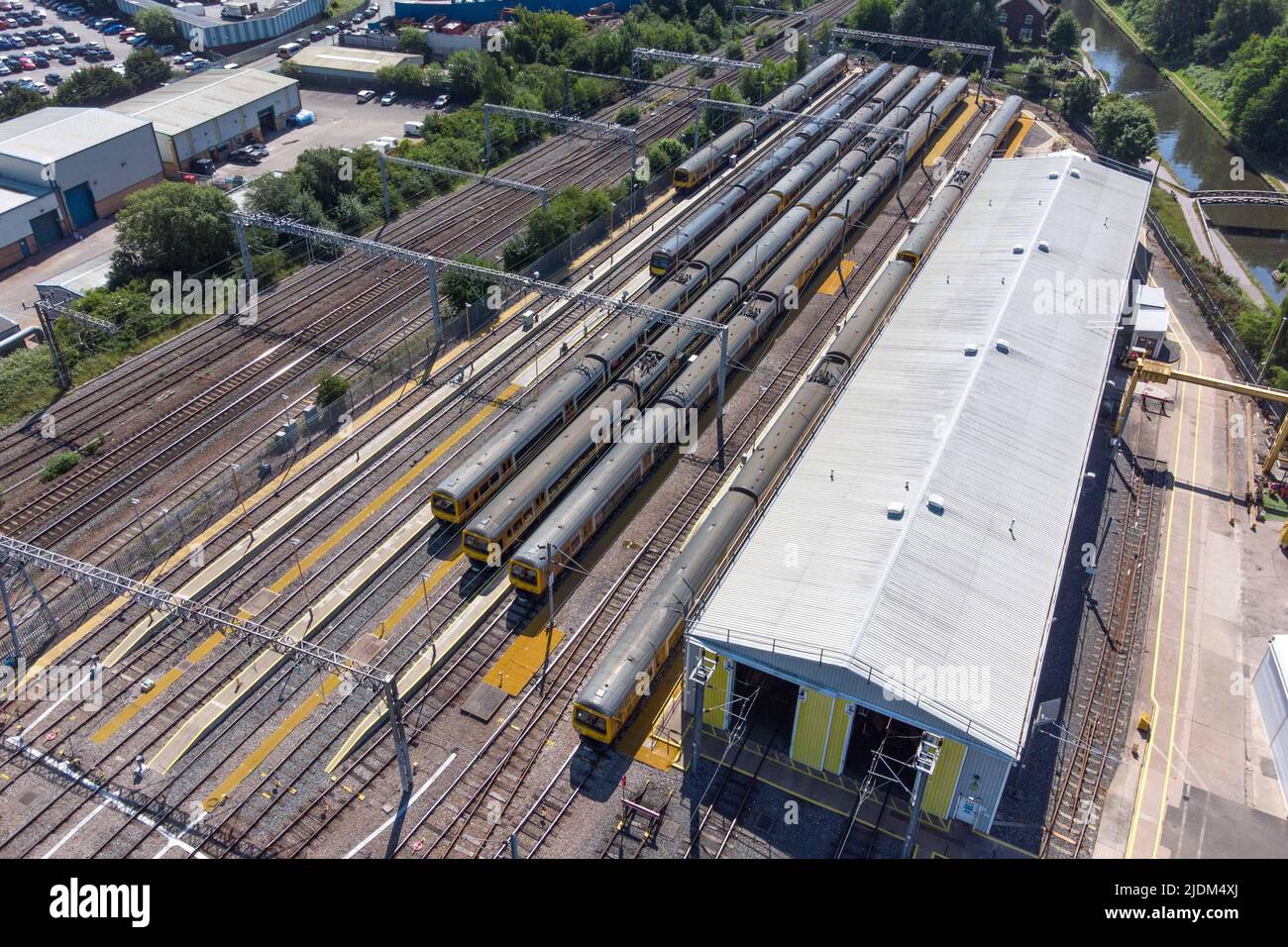 Soho TMD, Smethwick, Birmingham, Inghilterra, giugno 22nd 2022. I treni della West Midlands Railway sono stati parcheggiati e inutilizzati durante il secondo giorno dello sciopero ferroviario nazionale britannico. Il magazzino di manutenzione della trazione (TMD) si trova a Smetwick, Birmingham. La linea principale della costa occidentale è vuota di trasporto in funzione vicino al deposito. I lavoratori delle ferrovie hanno camminato fuori martedì per colpire per un aumento di stipendio del 7 per cento attraverso le reti britanniche. PIC by: Sam Holiday / Alamy Live News Foto Stock