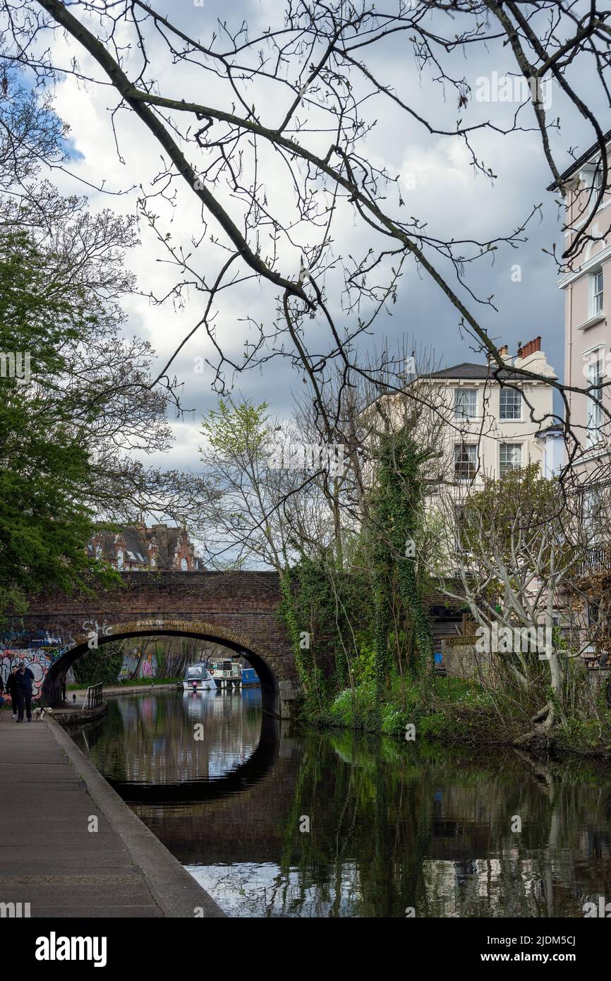 LONDRA, INGHILTERRA - 13th APRILE 2022: Persone che camminano lungo il canale del Regent a Londra in primavera Foto Stock