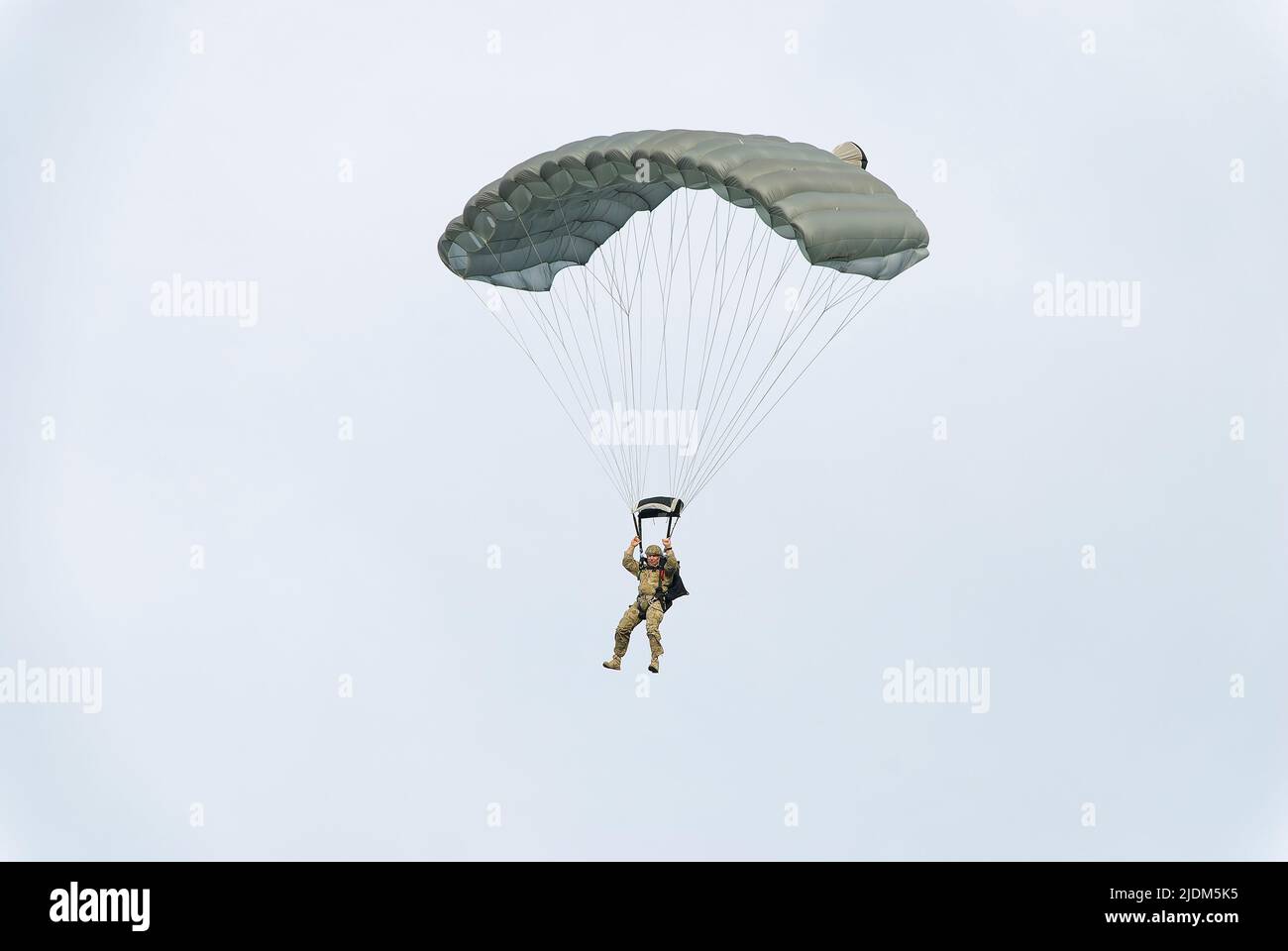 Paracadute aerobica. Foto scattata durante lo spettacolo di paracadute jumping durante il Commando Fest di Dziwnów - Agosto 2020. Foto Stock