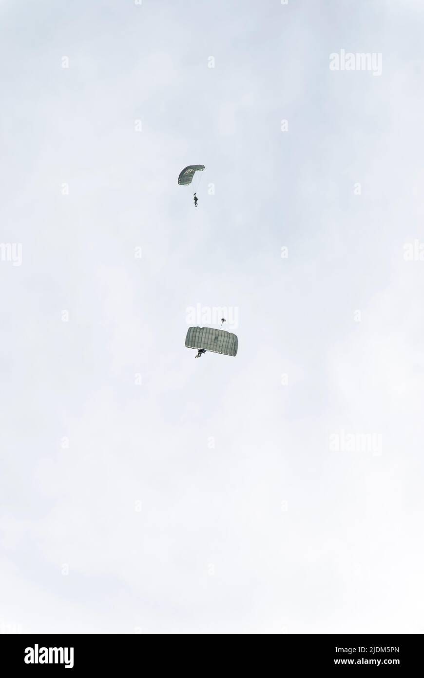 Due paracadutisti. Foto scattata durante lo spettacolo di paracadute jumping durante il Commando Fest di Dziwnów - Agosto 2020. Foto Stock