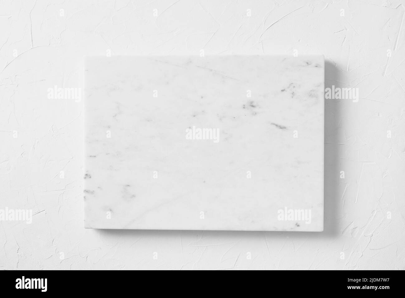 Tavola vuota in marmo bianco su tavolo in pietra grigio chiaro. Cibo e fondo cucina con spazio libero per il testo. Concetto di cucina con spazio copia. Vista dall'alto. Foto Stock