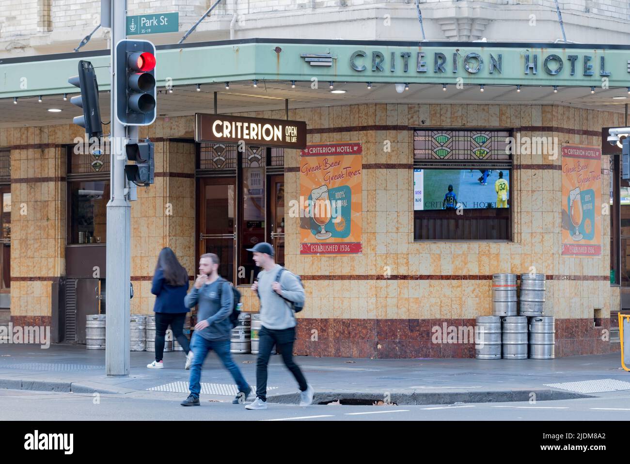 Dettaglio del piano terra del 1936 Criterion Hotel di Sydney, un edificio biondo a tre piani costruito in stile Art Deco Inter-War Foto Stock