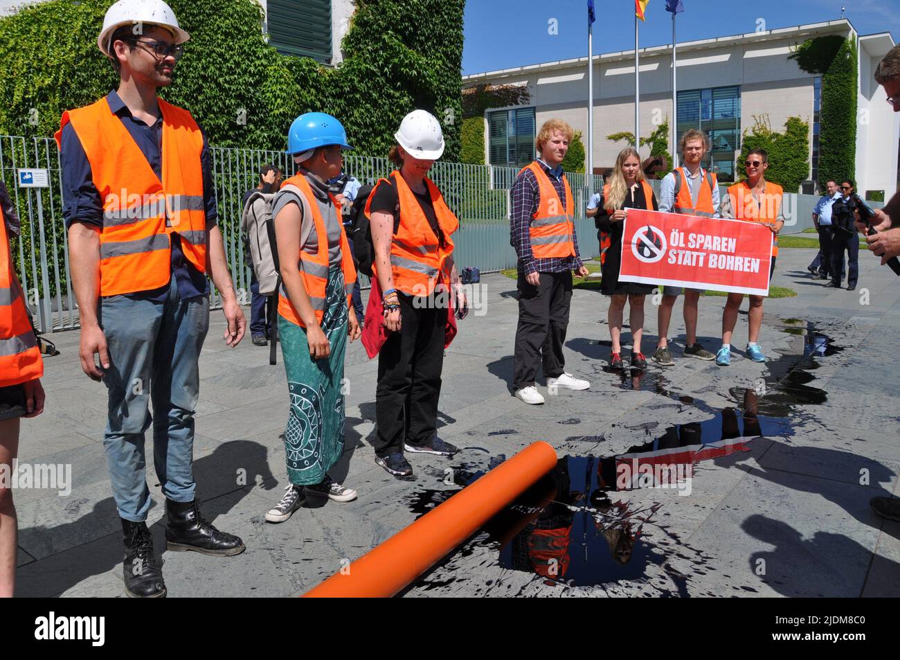 Berlino, Germania. 22 giugno 2022, Berlino, Germania. 22nd giugno 2022. Gli attivisti climatici della generazione Letzte (ultima generazione) versarono l'edificio della Cancelleria in vernice nera per protestare contro la possibile espansione della produzione petrolifera del Mare del Nord, il 22 giugno 2022, a Berlino, in Germania. Credit: Ales Zapotocky/CTK Photo/Alamy Live News Foto Stock