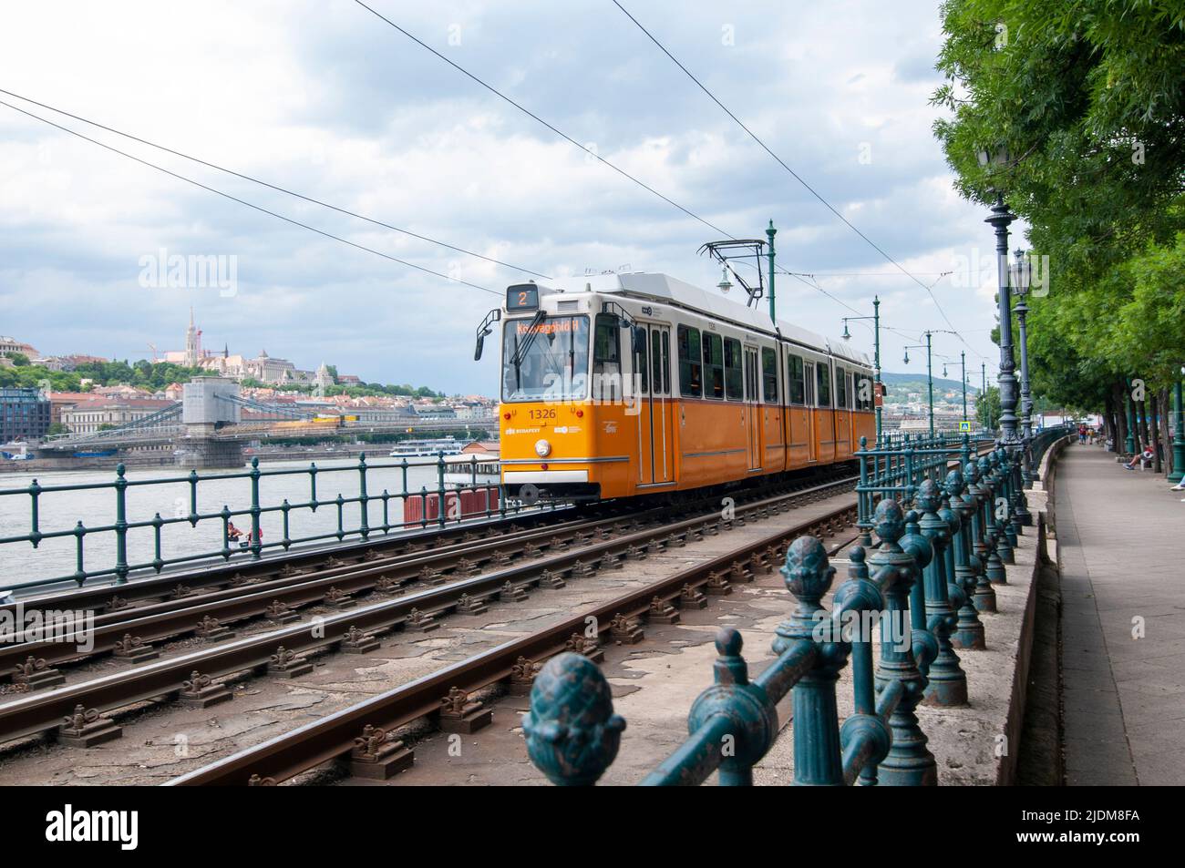 Il famoso tram della linea 2 che corre lungo il Danubio, Budapest Ungheria Foto Stock