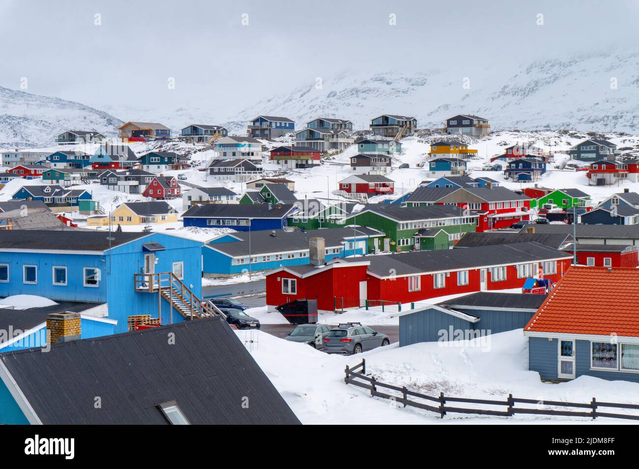 sisimiut groenlandia panoramica paesaggio urbano con case colorate Foto Stock