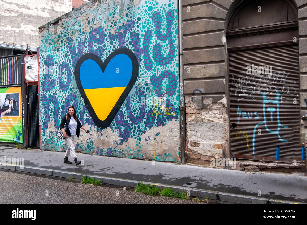 Amore e sostegno per l'Ucraina Graffiti a forma di cuore blu e giallo. Fotografato a Budapest, Ungheria Foto Stock