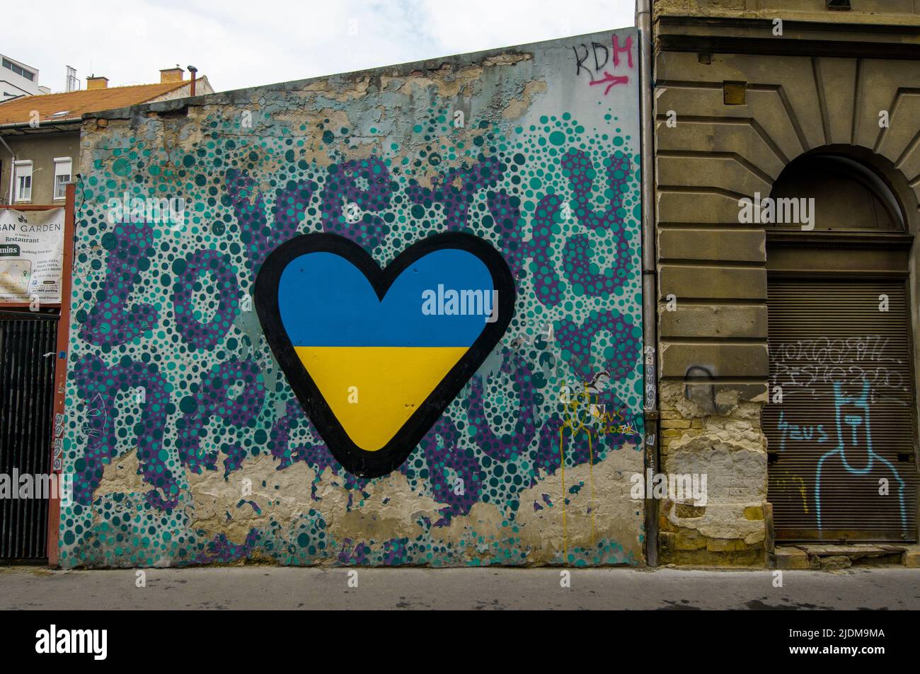 Amore e sostegno per l'Ucraina Graffiti a forma di cuore blu e giallo. Fotografato a Budapest, Ungheria Foto Stock