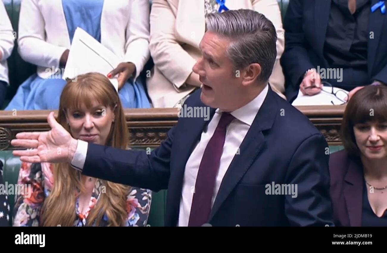 Il leader del lavoro Keir Starmer parla durante le Domande del primo Ministro alla Camera dei Comuni di Londra. Foto Stock