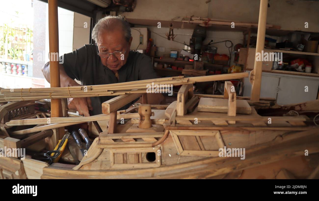 (220622) -- QUANZHOU, 22 giugno 2022 (Xinhua) -- Zhang Guohui, un erede della tecnologia impermeabile-paratia delle giunche cinesi, fa una barca di modello ad un laboratorio nella città di Chongwu, nella contea di Hui'an di Quanzhou, provincia sud-orientale della Cina di Fujian, 29 aprile 2022. PER ANDARE CON 'caratteristica: 77 anni di passione artigiano di passare sulla tecnologia della costruzione navale antica' (Xinhua/Zhao Xuetong) Foto Stock
