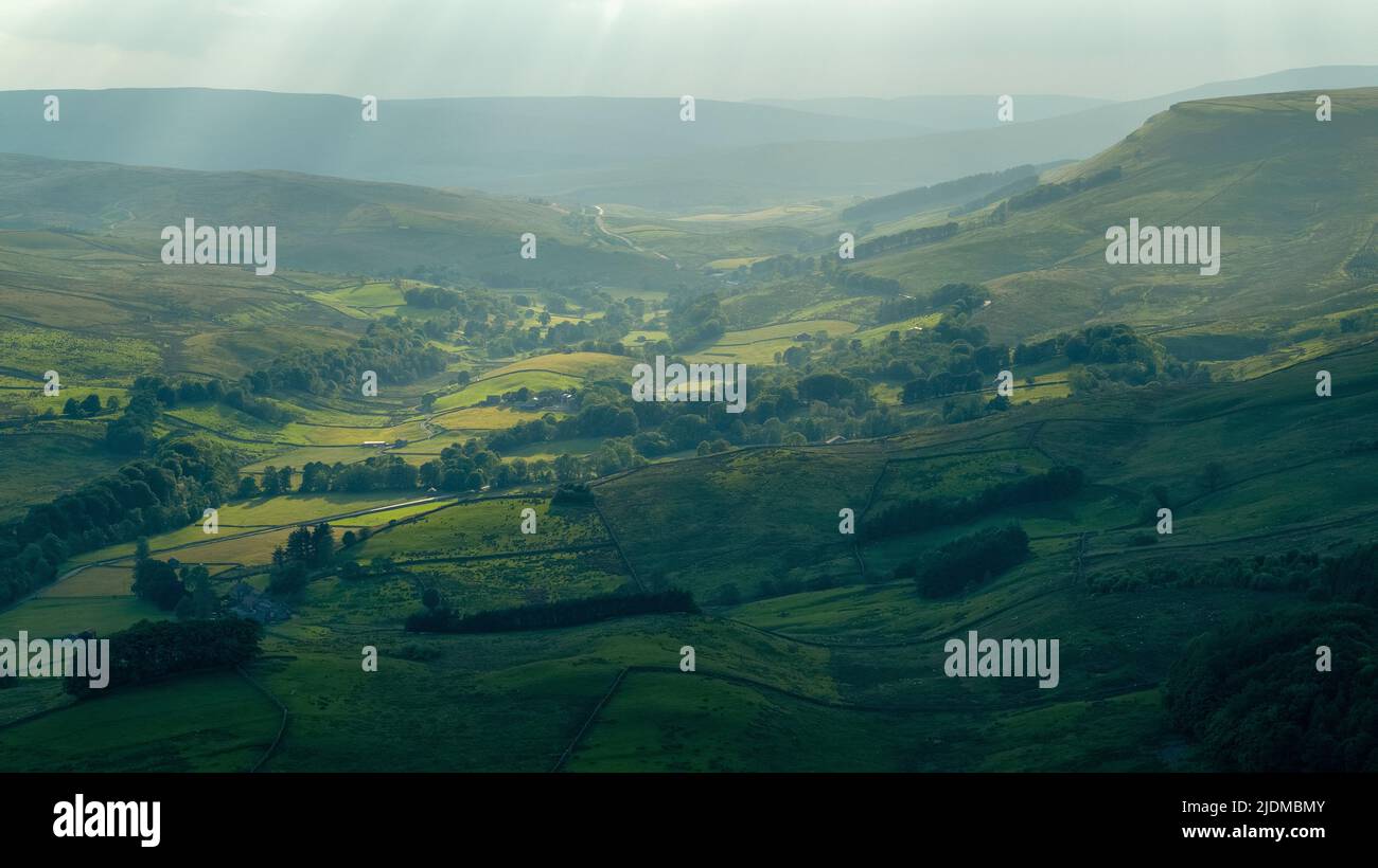 Una vista aerea della campagna Hawes una città di mercato e parrocchia civile nel distretto di Richmondshire del North Yorkshire, Inghilterra, alla testa di Wensleyda Foto Stock