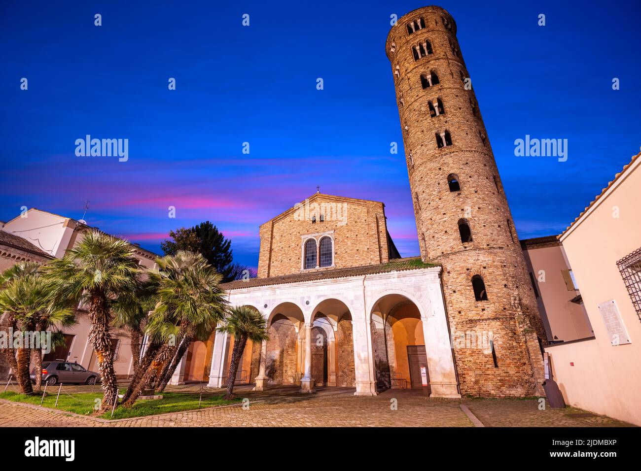 Ravenna, Italia alla Basilica di Sant'Apollinare nuovo in serata. Foto Stock