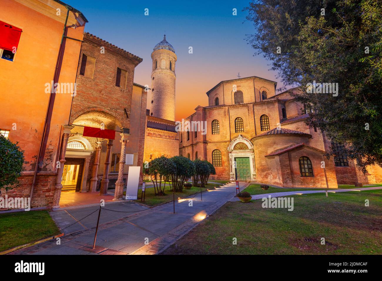 Ravenna, Italia alla storica Basilica di San vitale in serata. Foto Stock