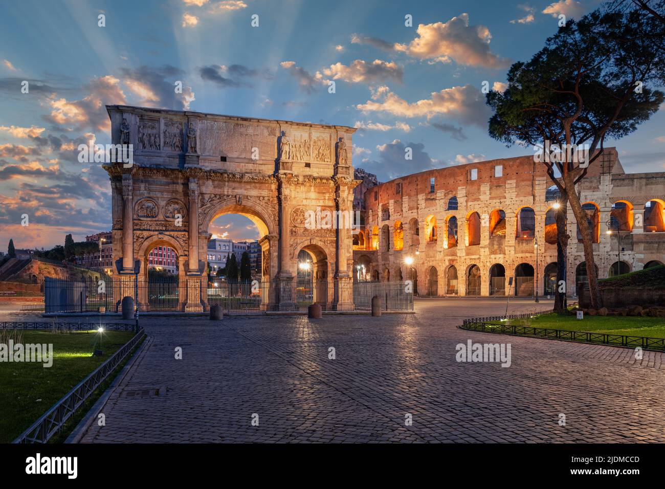 Roma, Italia all'Arco di Costantino e all'antico Colosseo romano al crepuscolo. Foto Stock