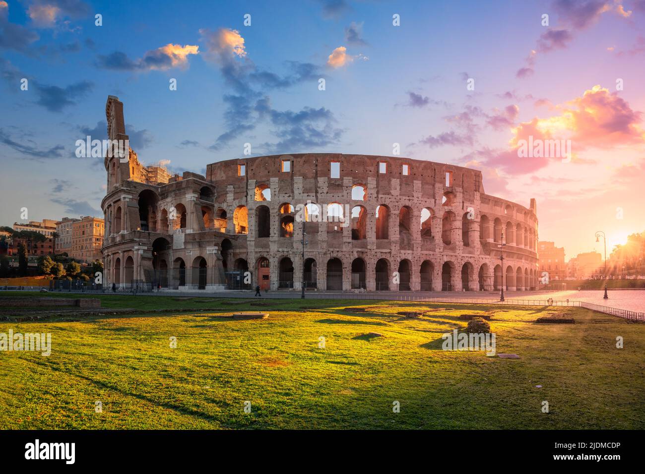 Roma, Italia con l'antico anfiteatro romano del Colosseo all'alba. Foto Stock