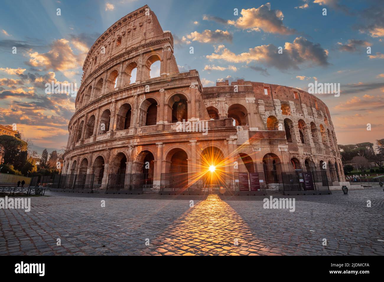 Roma, Italia all'Anfiteatro del Colosseo con l'alba attraverso l'ingresso. Foto Stock