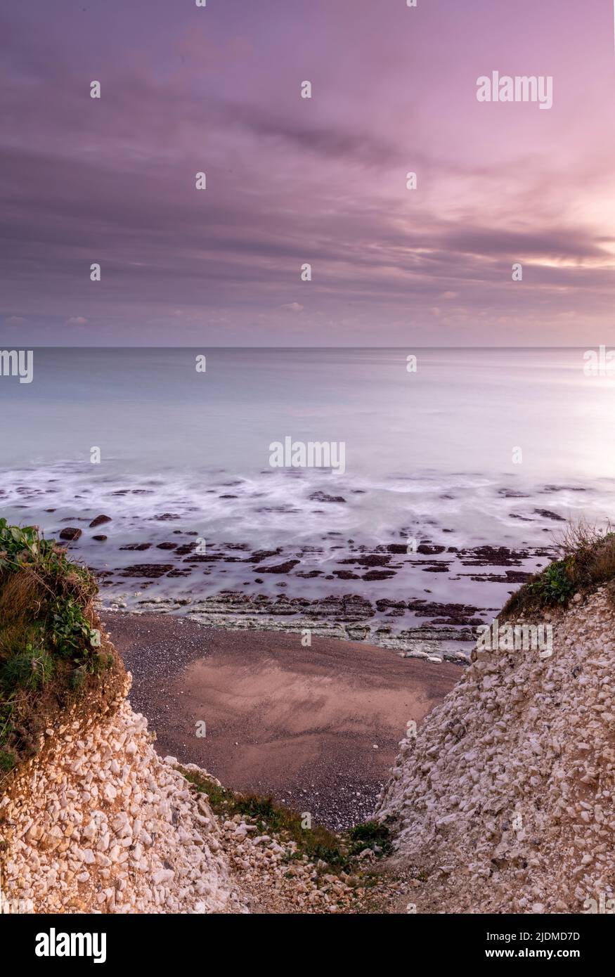 tramonta su una spiaggia segreta e isolata e su una baia sull'isola di wight nel regno unito Foto Stock