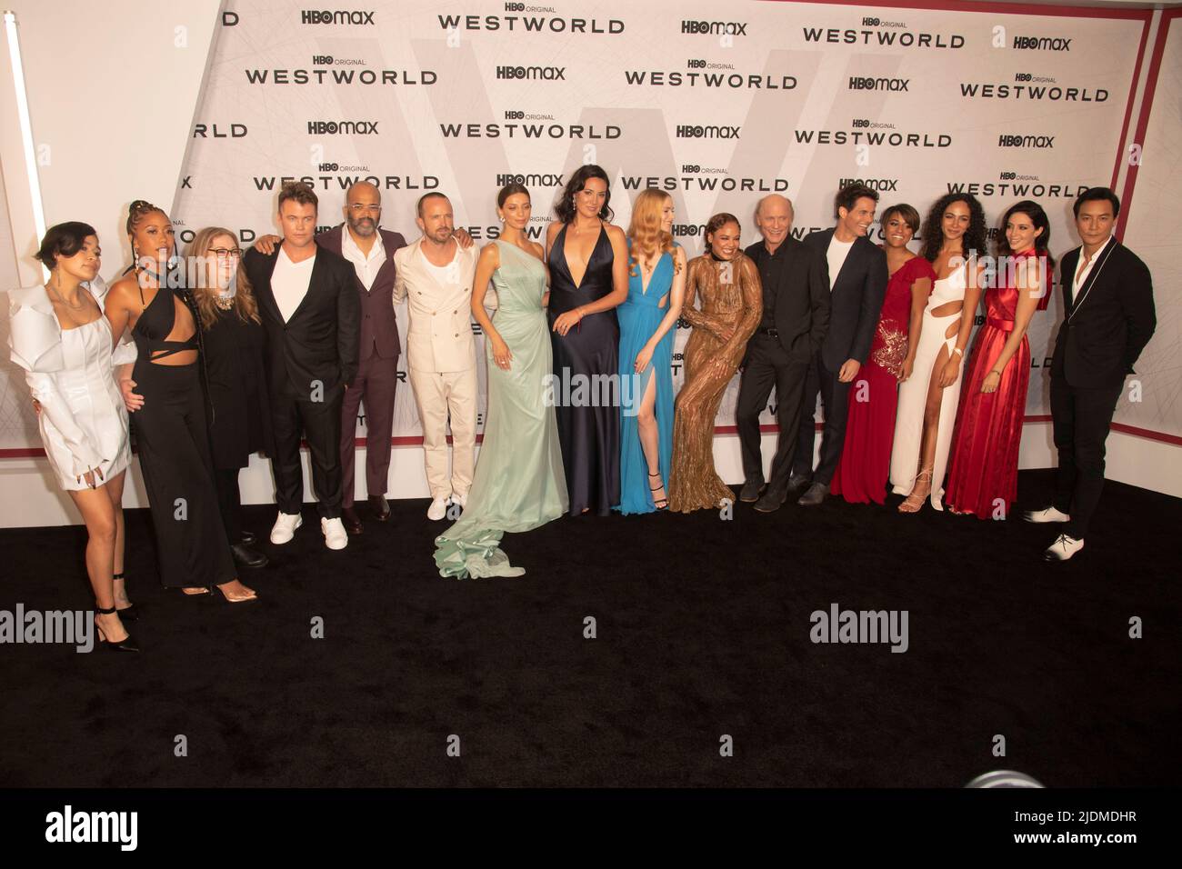 New York, Stati Uniti. 21st giugno 2022. (L-R) Morningstar Angeline, Nozipho Mclean, Alison Schapker, Luke Hemsworth, Jeffrey Wright, Aaron Paul, Angela Sarafyan, Lisa Joy, Evan Rachel Wood, Tessa Thompson, Ed Harris, James Marsden, Ariana DeBose, Aurora Perrineau, Emily Somers e Daniel Wu partecipano alla prima della 'Westworld' Season 4 di HBO ad Alice Tully Hall, Lincoln Center a New York City. Credit: SOPA Images Limited/Alamy Live News Foto Stock