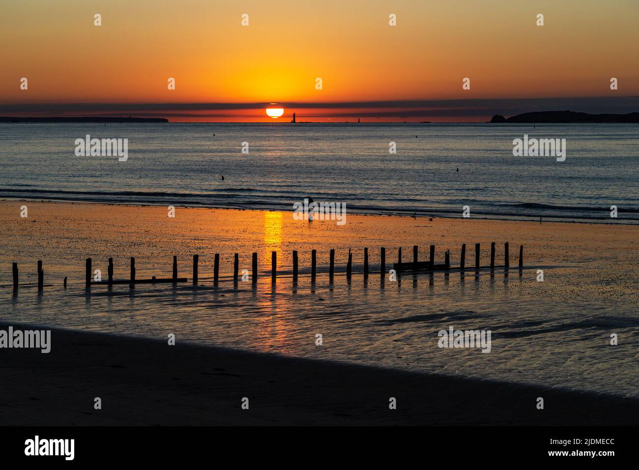 Si tratta di un tramonto autunnale sulla costa della Bretagna a bassa marea. Foto Stock