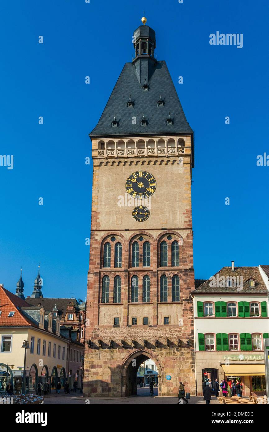 L'iconica porta medievale Altpörtel nella città vecchia di Speyer, Germania. La torre definisce la fine di via Maximilian. Ogni lato della torre... Foto Stock