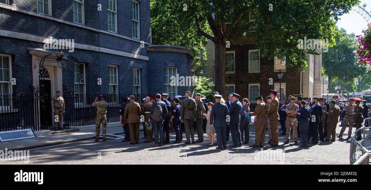 Londra, Inghilterra, Regno Unito. 22nd giugno 2022. I veterani e i reservisisti britannici si accodano fuori dal 10 Downing Street per una foto di fronte al famoso numero 10 della porta dopo aver partecipato ad un invito per la colazione all'interno. (Credit Image: © Tayfun Salci/ZUMA Press Wire) Foto Stock