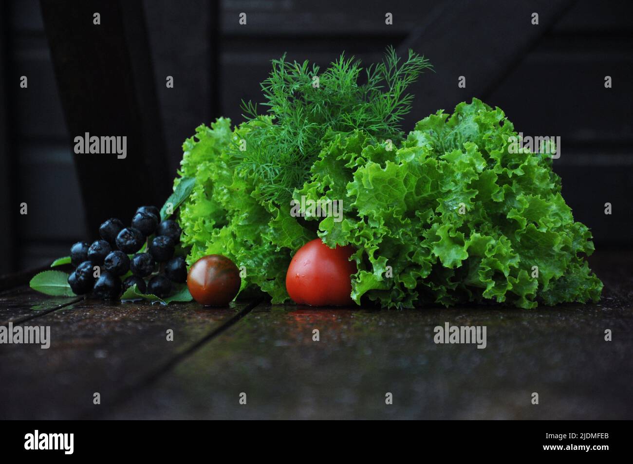 verdure fresche e bacche, cibo sano per rafforzare il sistema immunitario Foto Stock