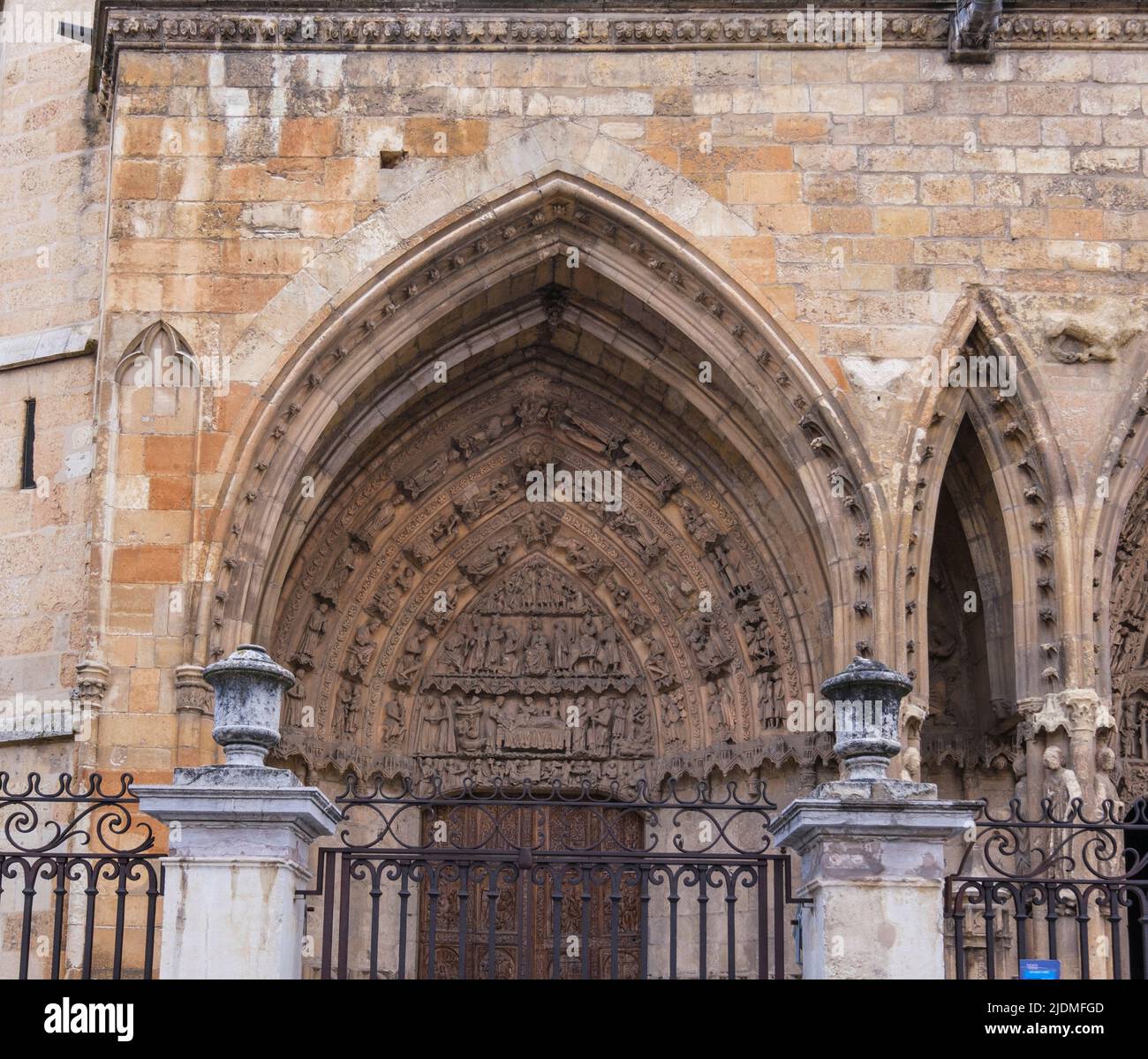 Spagna, Leon, Castilla y Leon. Cattedrale di Santa Maria. Gotico, 13th secolo. Ingresso a sinistra, lato ovest. Foto Stock