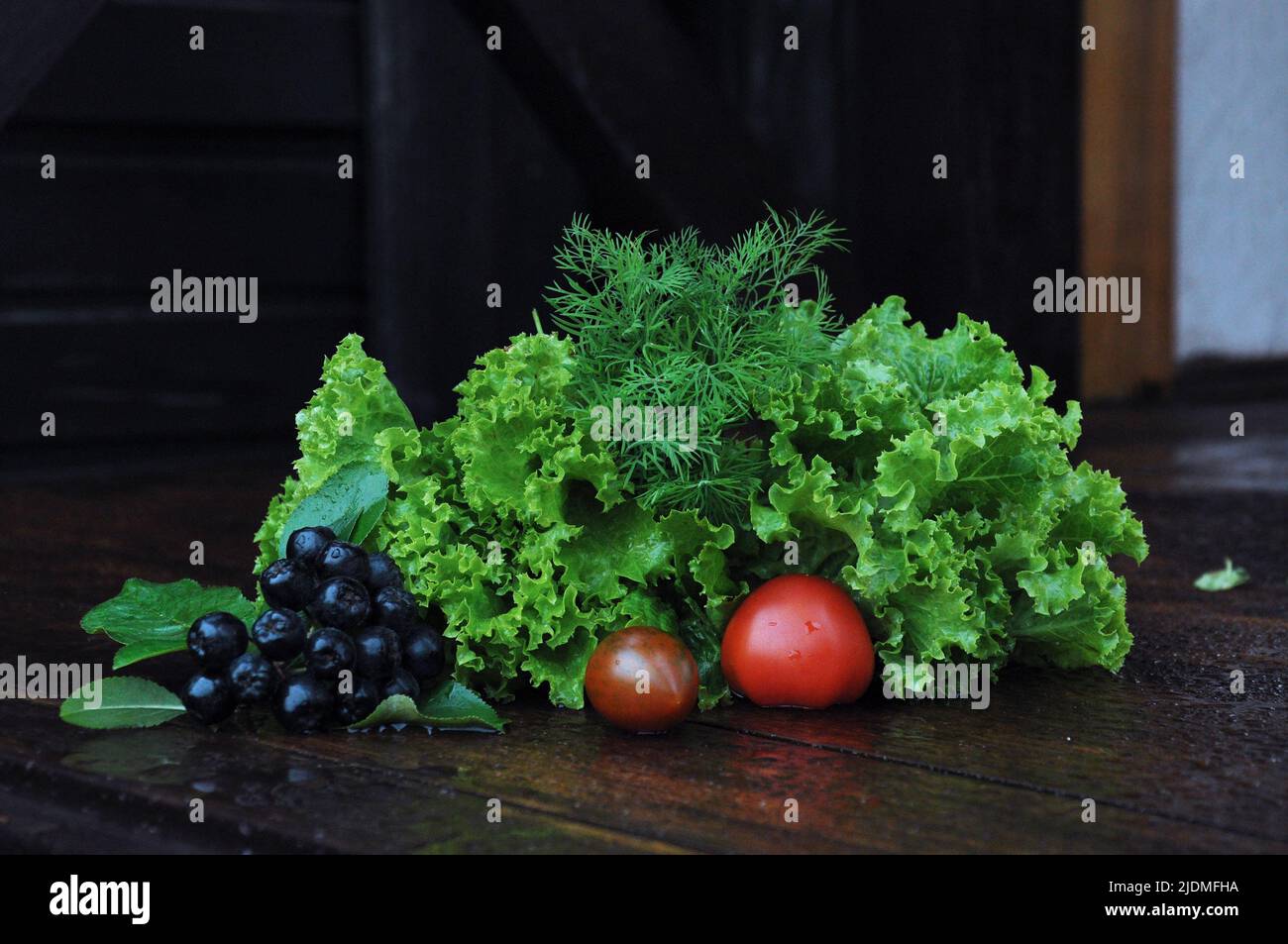 verdure fresche e bacche, cibo sano per rafforzare il sistema immunitario Foto Stock