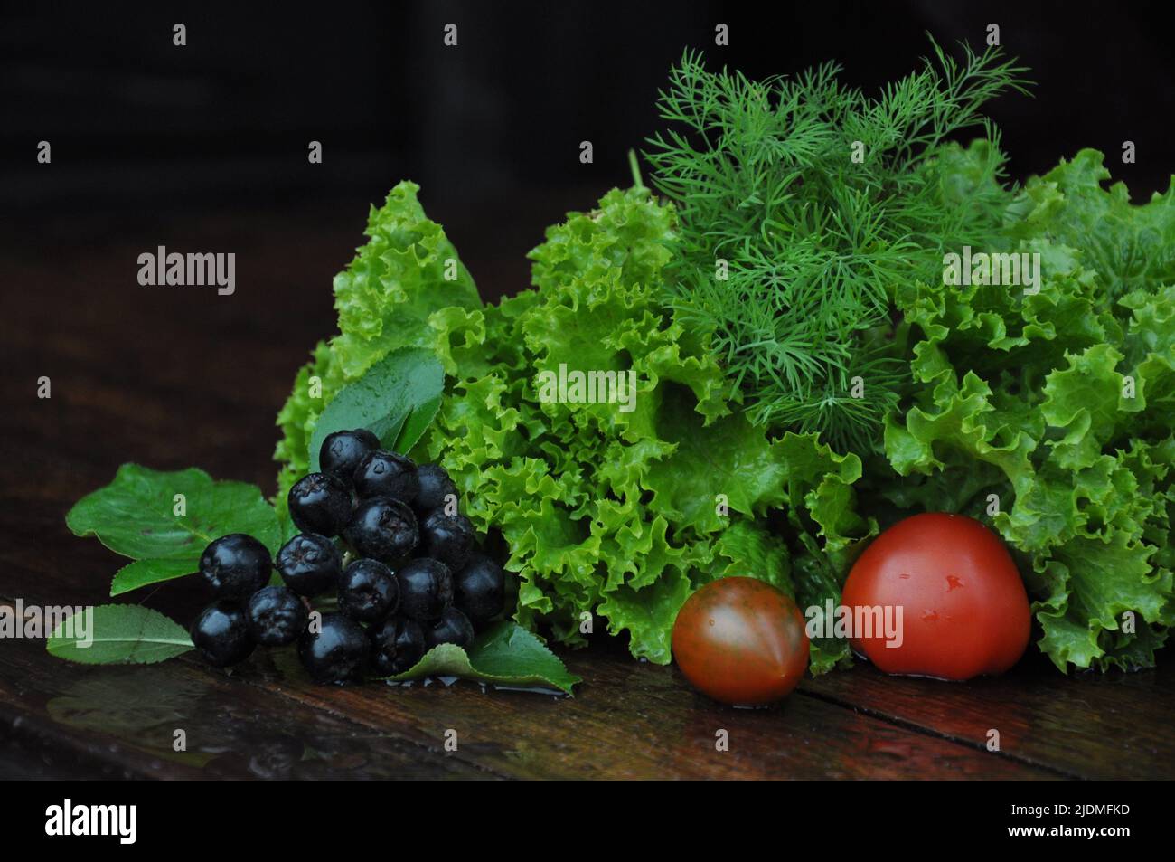 verdure fresche e bacche, cibo sano per rafforzare il sistema immunitario Foto Stock