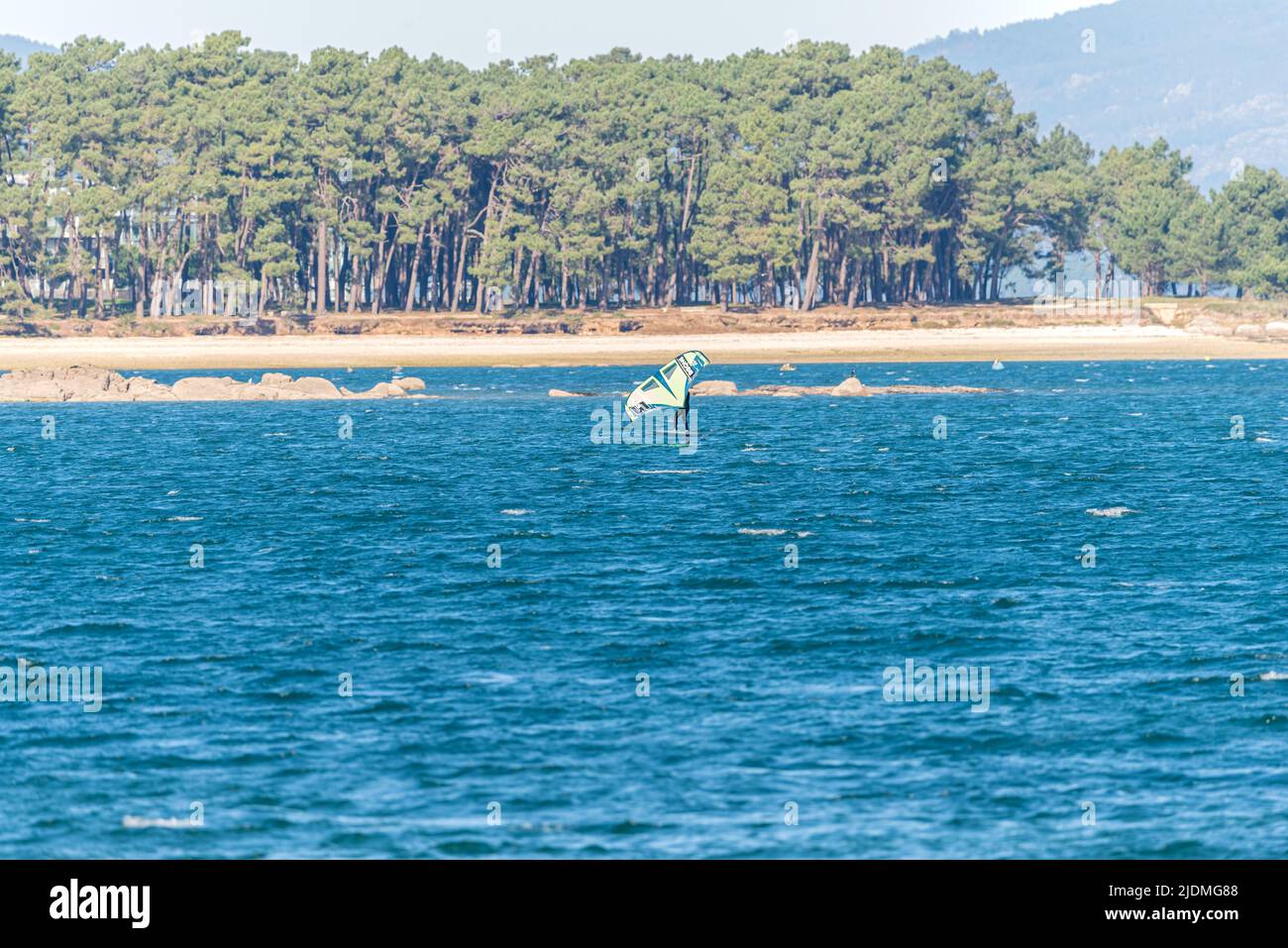 Illa de Arousa, Pontevedra, Spagna - 21 gennaio 2022: Gli specialisti del kitesurf si allenano con i loro aquiloni per i prossimi campionati. Foto Stock