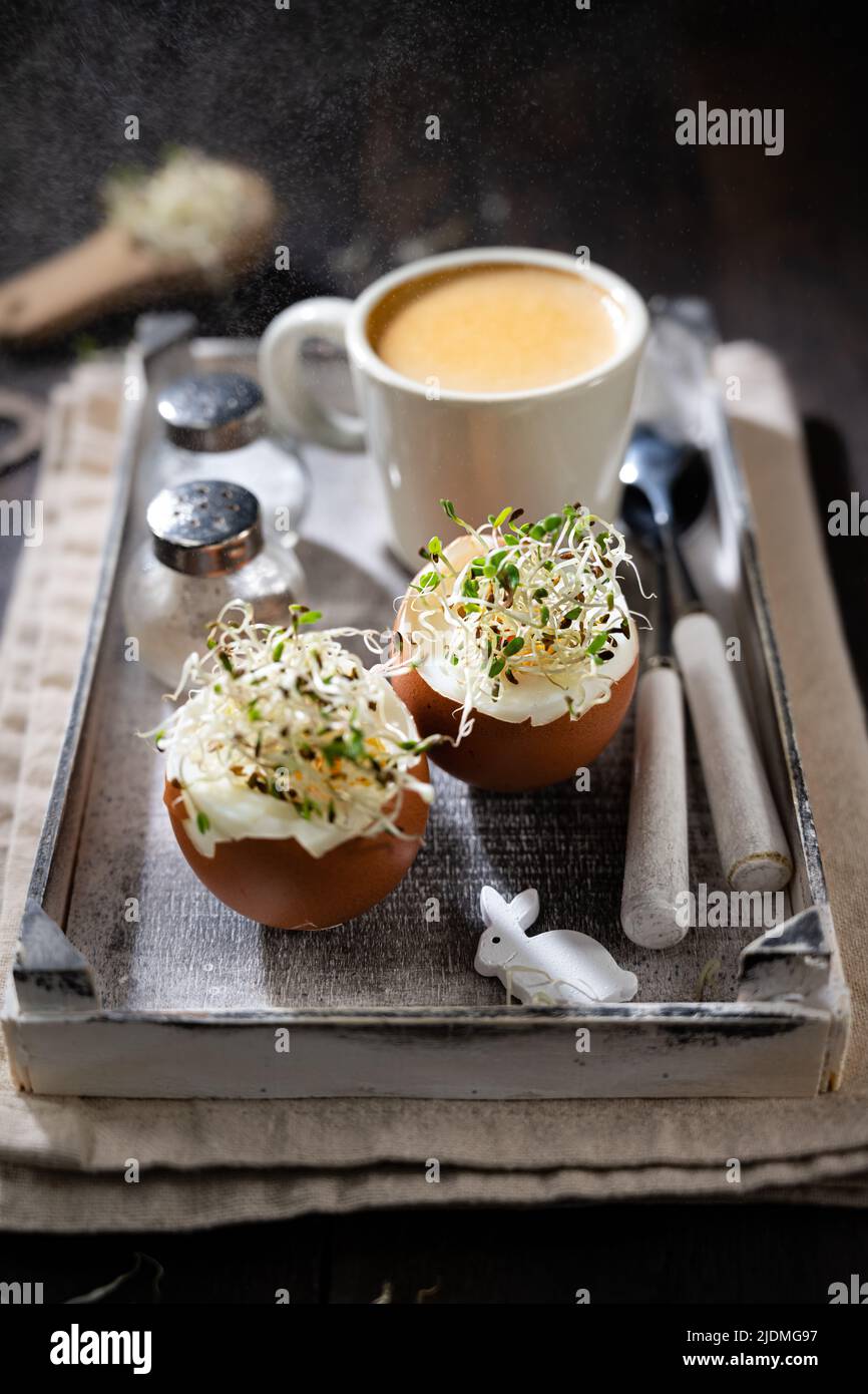Deliziosa colazione con caffè e uova Foto Stock