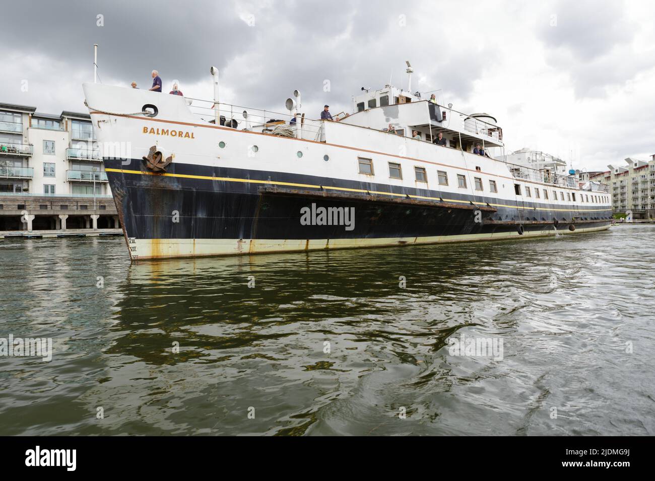 La nave MV Balmoral che arriva a Bristol Docks per la ristrutturazione, giugno 2022. Foto Stock