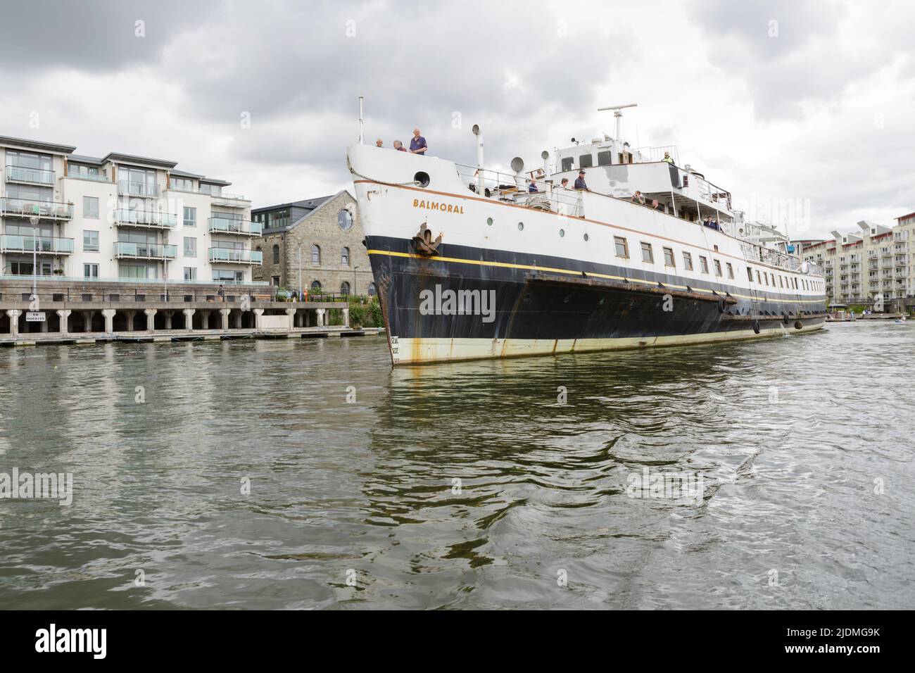 La nave MV Balmoral che arriva a Bristol Docks per la ristrutturazione, giugno 2022. Foto Stock