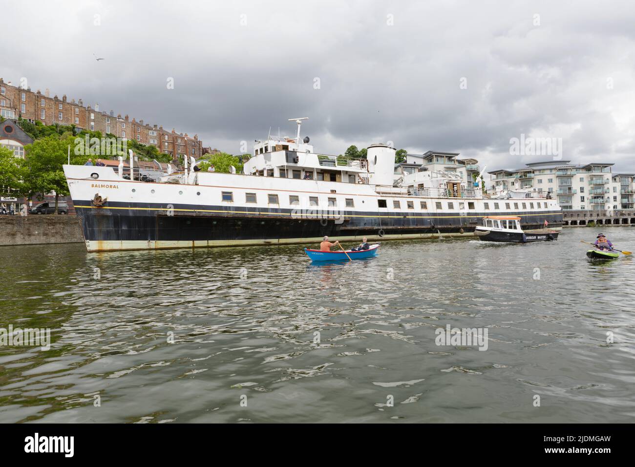 La nave MV Balmoral che arriva a Bristol Docks per la ristrutturazione, giugno 2022. Foto Stock