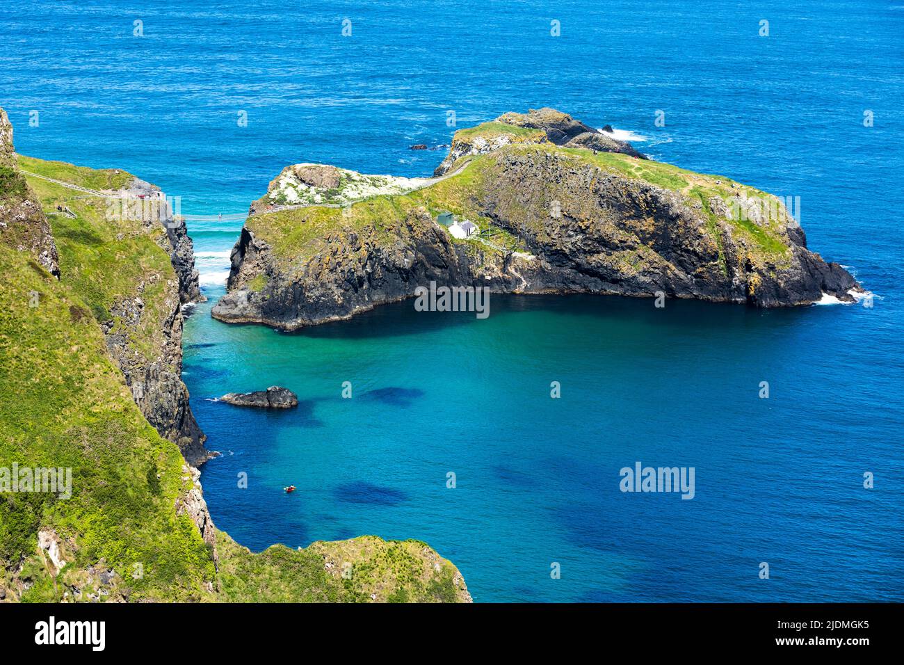 Ponte di corda Carrick-a-Rede sulla costa di Antrim Foto Stock