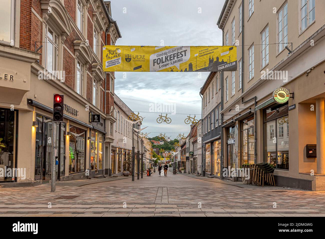 Banner per tour de france sospeso sulla strada pedonale di Vejle, Danimarca, 14 giugno 2022 Foto Stock